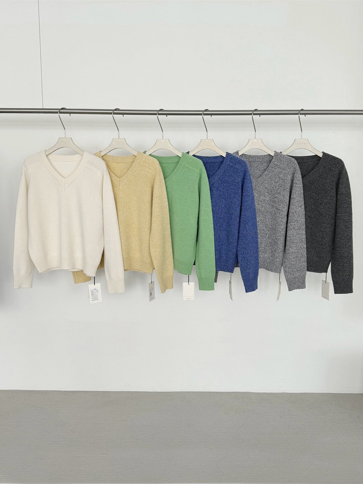 100% Wool V-neck Pullover Sweater 25910 - 图片 4